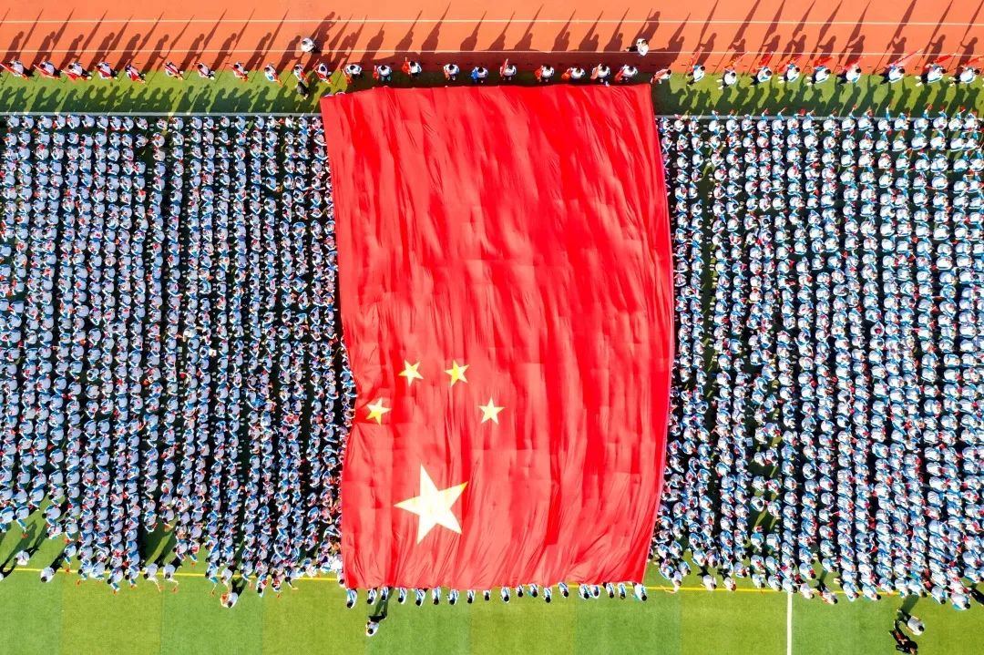 石家庄二中教育集团积极组织各校区进行五星红旗飘起来国旗传递活动