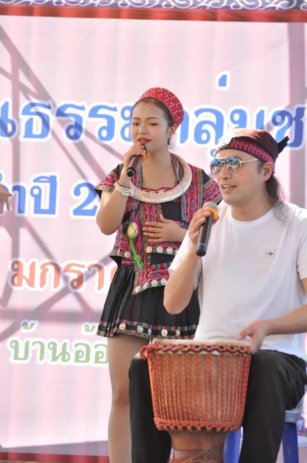 泰国清迈苗族喜迎压轴苗年金竹乐队的表演亮了