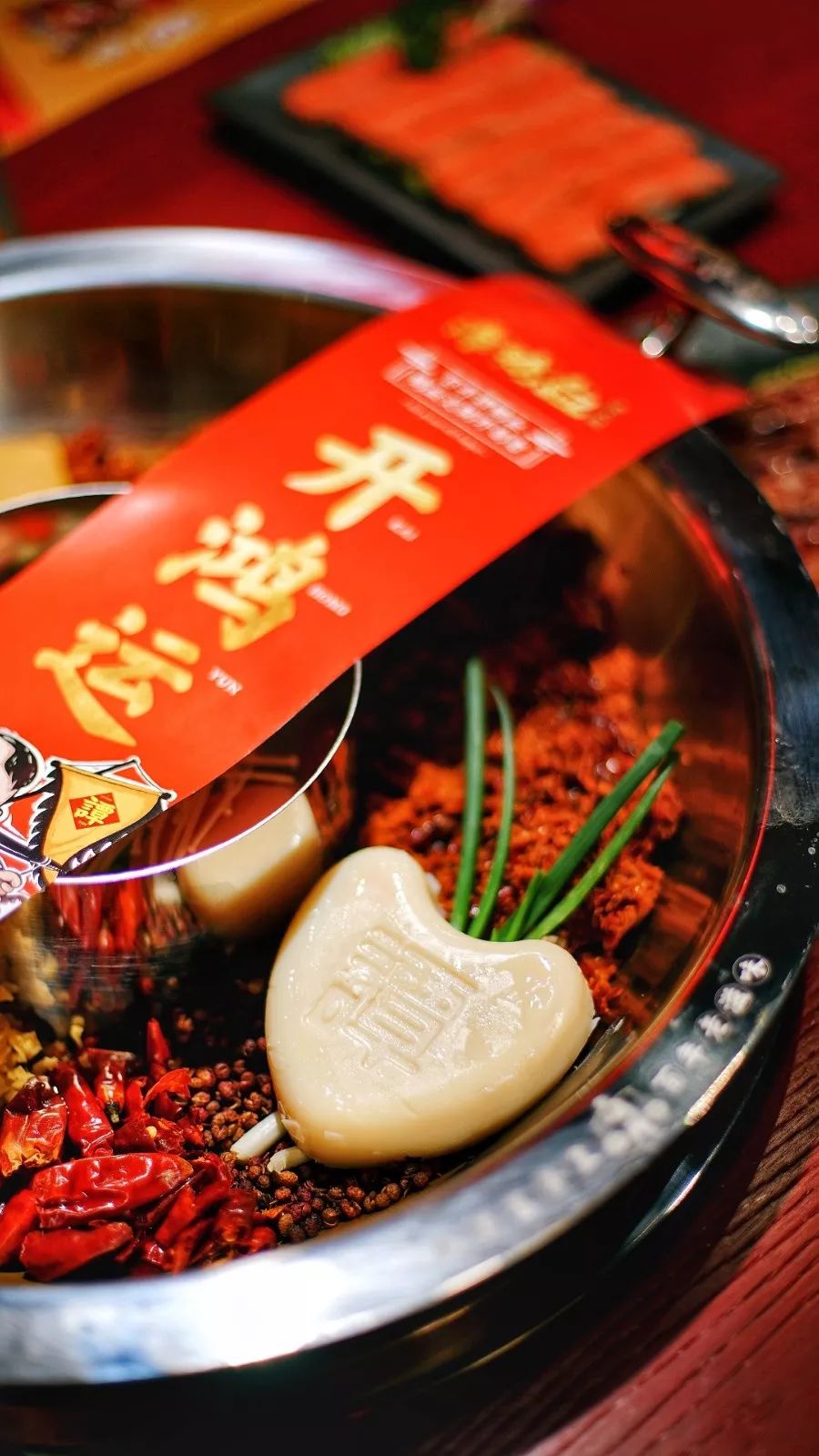 到店当然得首点经典谭鸭血红锅,大红袍花椒,子弹头