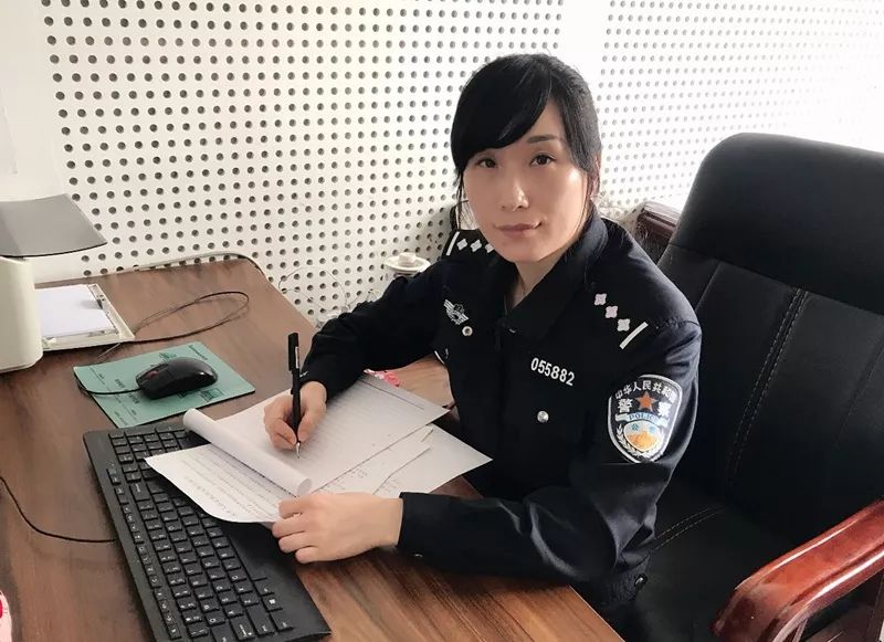 她在朋友圈晒九宫格一个月后万里之外送来锦旗