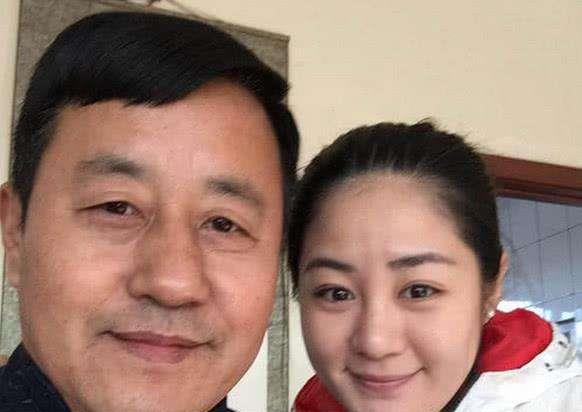赵本山徒弟王小宝,妻子比他小19岁,是剧中"女儿"香秀的闺蜜_王君平
