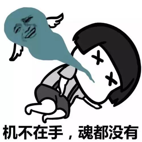 坑女子走路看手机摔进没有围挡的施工坑