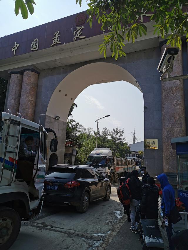 实拍中国耿马县孟定的清水河口岸图