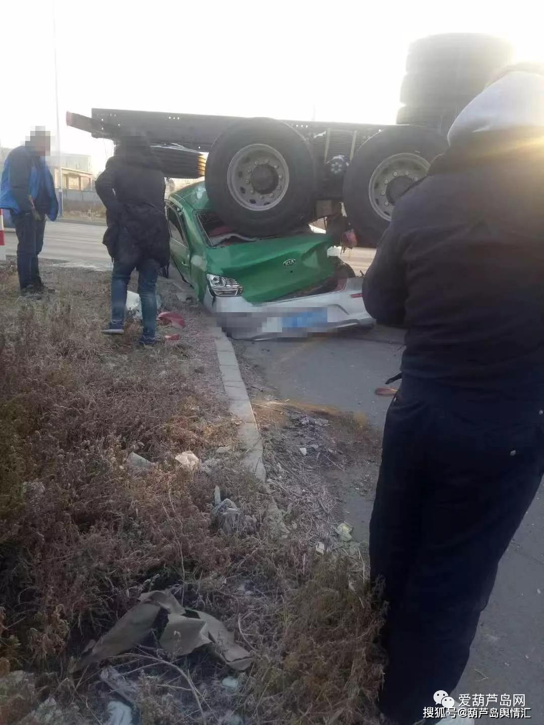 葫芦岛外环一挂车溜车,出租车不幸被砸扁!
