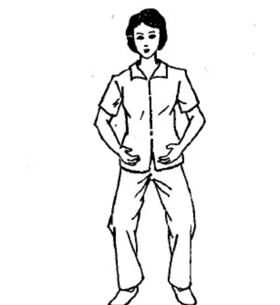 浮托式前后分水式两足站成丁字步,膝微曲,双手在胸横线以下,手心向前