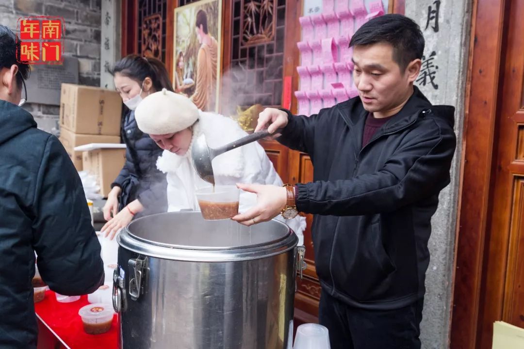 昨天腊八节,南塘老街财神庙门口摆起了施粥摊,免费为市民派送腊八粥.