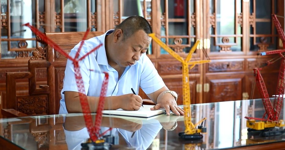 你看到在打支腿的大哥,也许是坐拥上亿资产的"吊装大户"_郝建忠