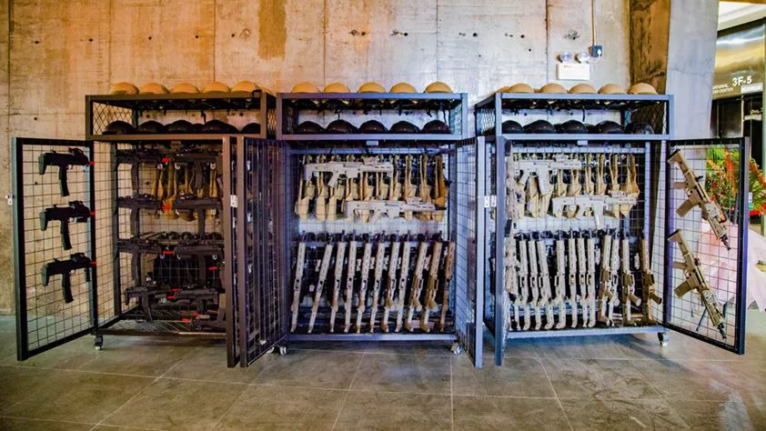 没吃过鸡的小编热血沸腾打开武器柜的瞬间「第一步」真人cs好玩到尖叫