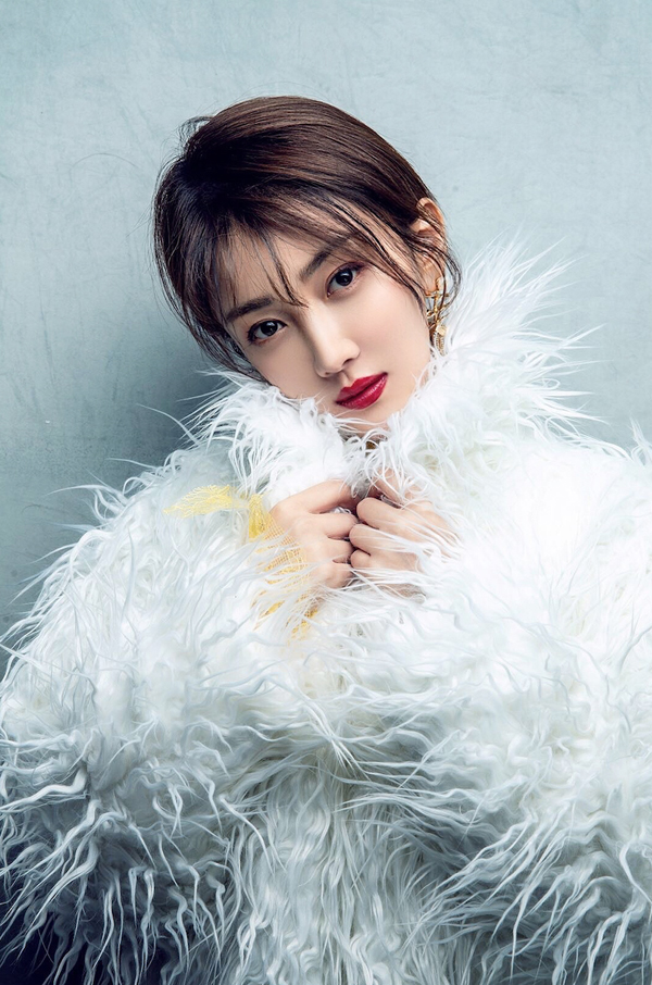 在辞旧迎新之际,青年女演员也为粉丝们带来了一组跨年写真,写真中的刘