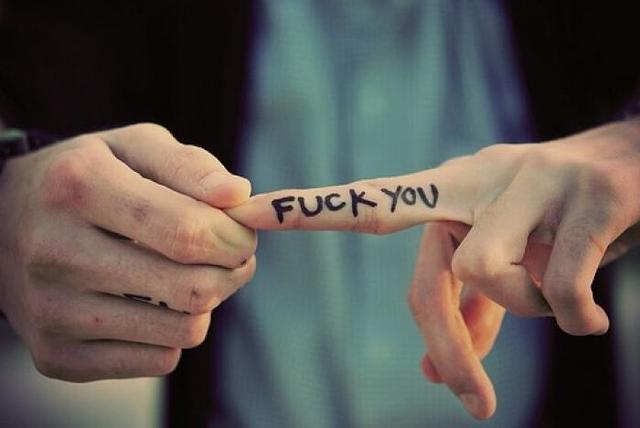 " 她笑笑回我:"我更喜欢你对我说另一个油." 然后我回她一句:"法克油!