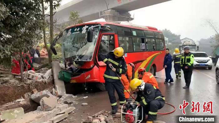 四川富顺一客车发生交通事故 10名乘客成功获救