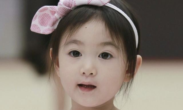 1月2日,李小鹏在社交平台上分享了与奥莉的同框照,并幽默地说道:2020