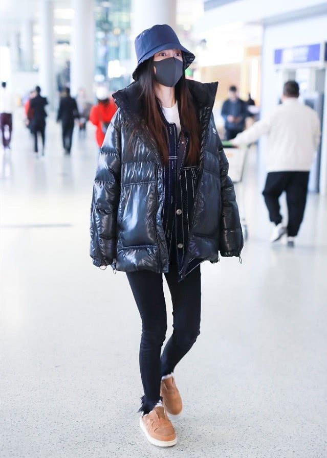 迷之时尚baby现身机场穿拖鞋露着白袜子显得腿特别短