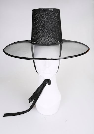 黑笠在头顶的部分是圆筒形,帽檐很宽,可以遮挡阳光.