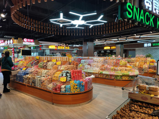 应立足于功能性的要求外,形式上的现代感,是塑造超市形象的主要方面