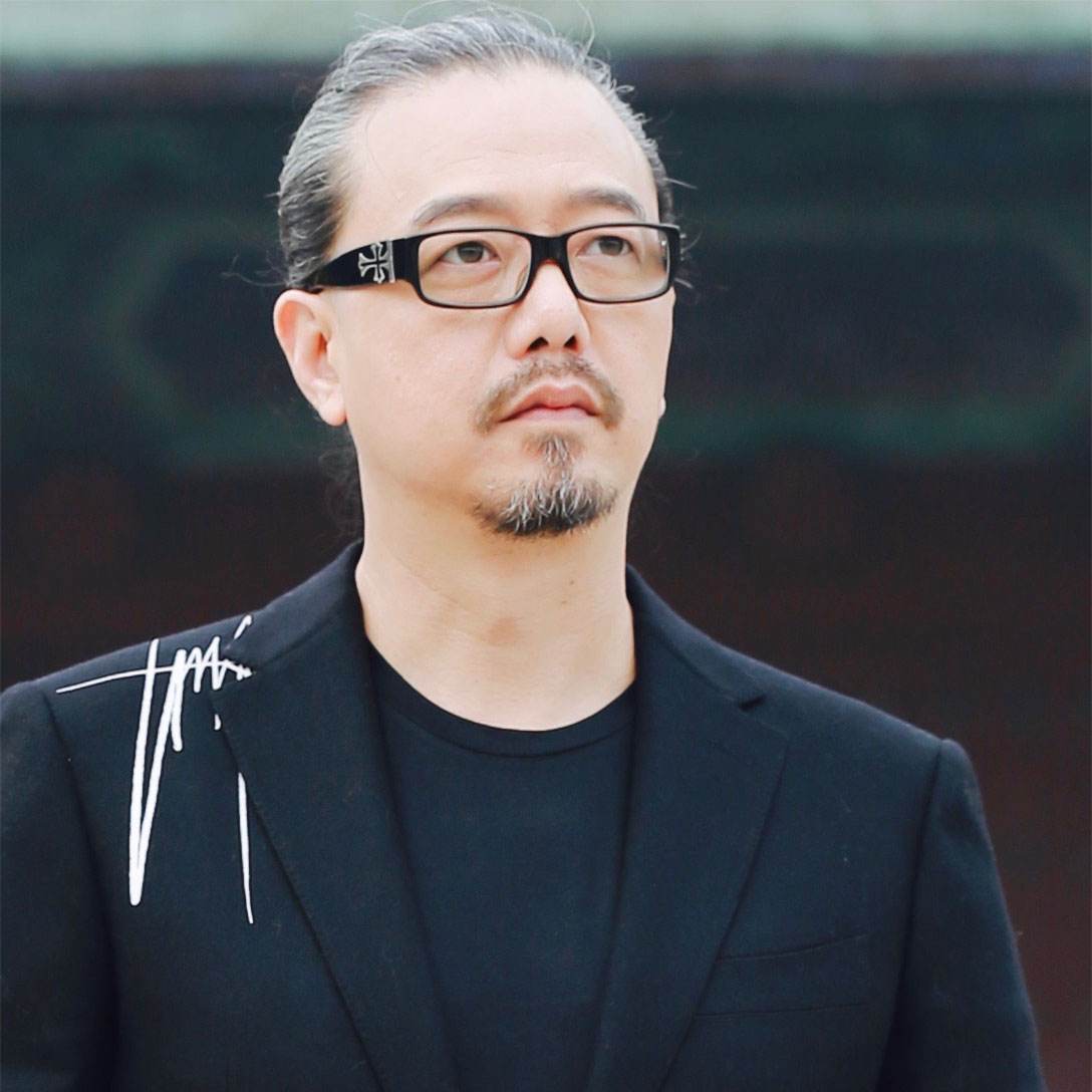 张锦程饰演傅老大傅国生,是洋城走私贩毒头目,成人用品店老板,同时