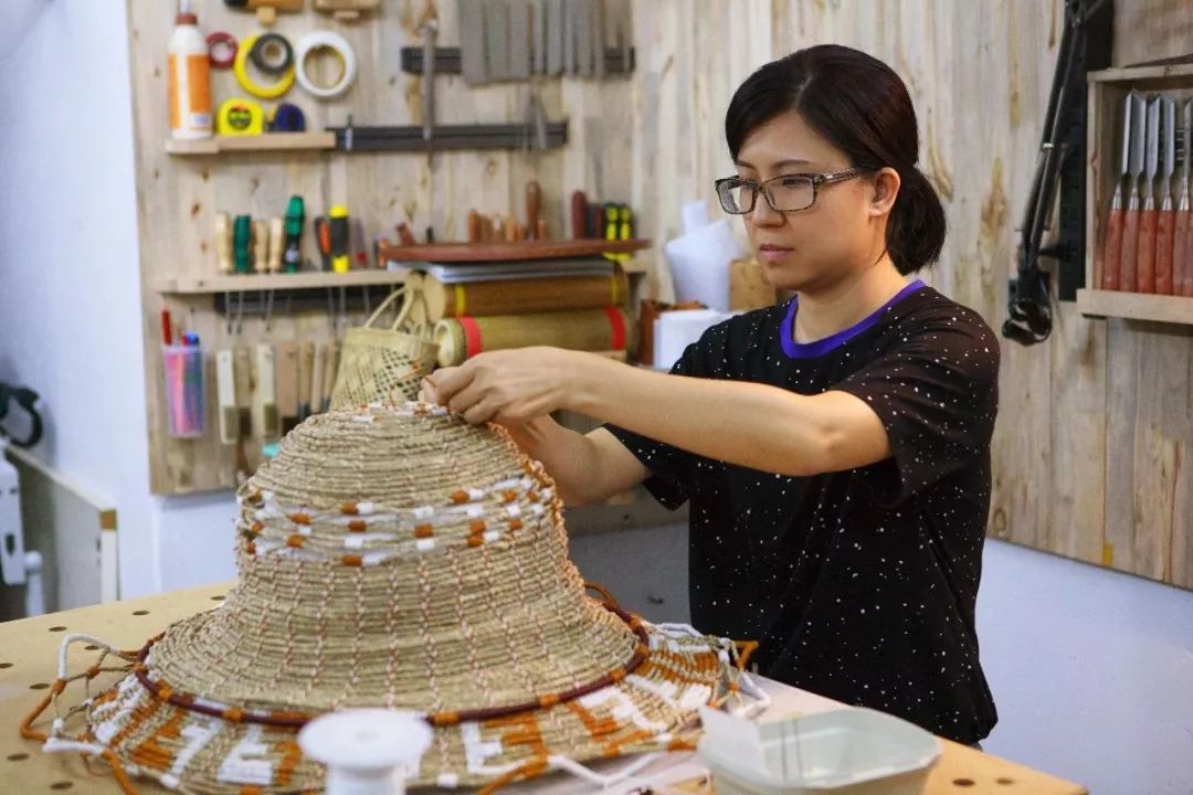 张欣琦莞草编织艺术家2004年在广州美院获得硕士学位后留校任职于设计