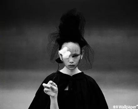 摄影/张家诚 造型/刘潇解朝宇封面服装是dior的2019年秋冬高级定制