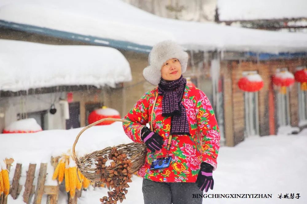 东北大妮儿的装束应该与雪乡的气氛最搭了,在林子草堂里你可以找到