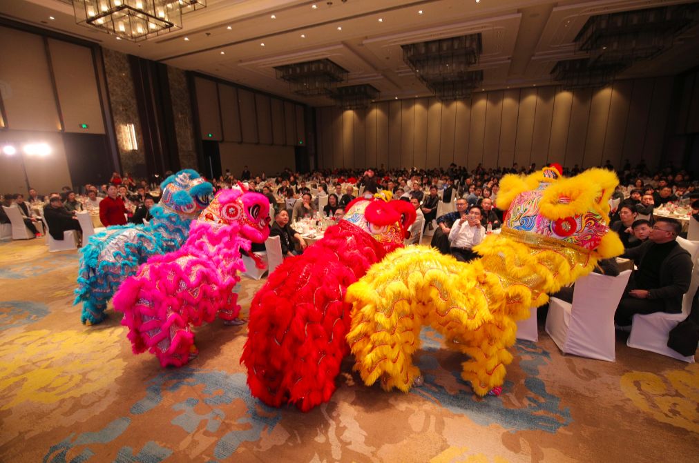"融和"年会盛宴|《舞狮》表演(从左至右)陈绍良,郑杨辉,施旭东,赵睿