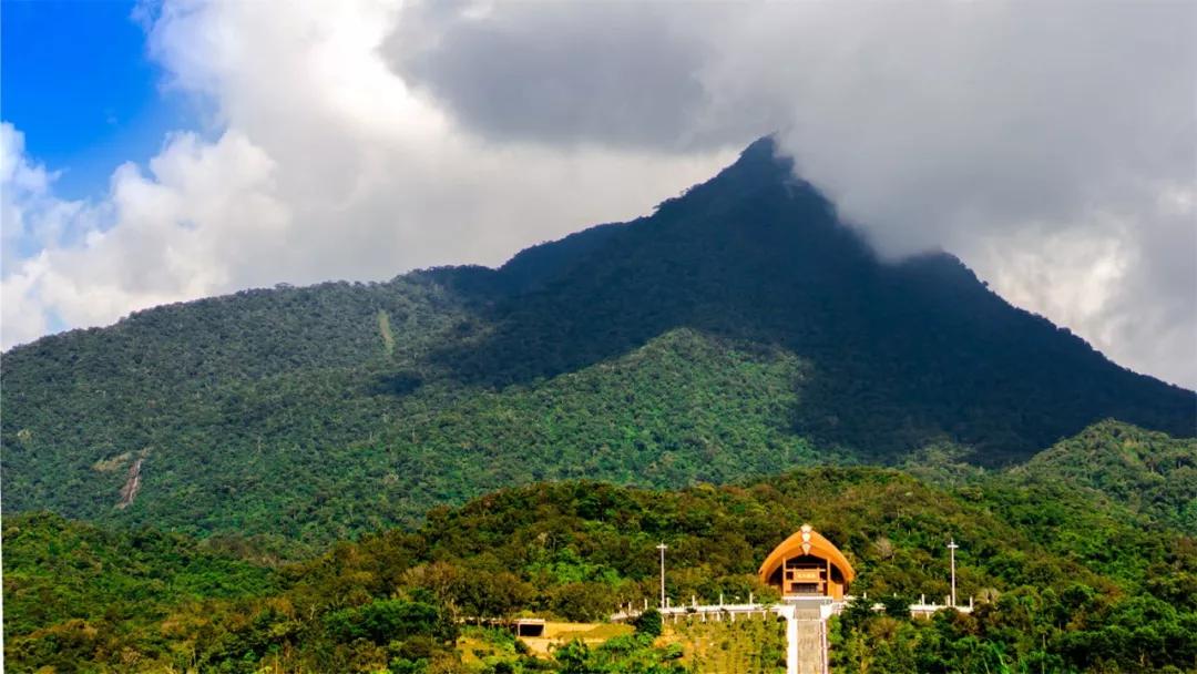 海南好玩的不只有海灘 還有高聳入雲的五指山