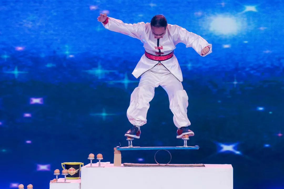 技巧达人在鸡蛋上跳舞,退休老人耍4斤重大刀