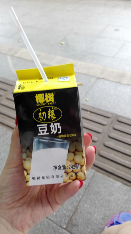 逛累了,来盒椰树豆奶.