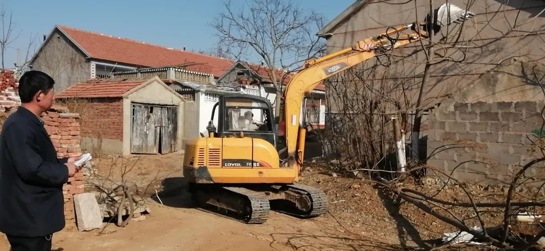 拆破除丑 改善村居生活环境兴安街道拆除残垣断壁154处,硬化道路1500