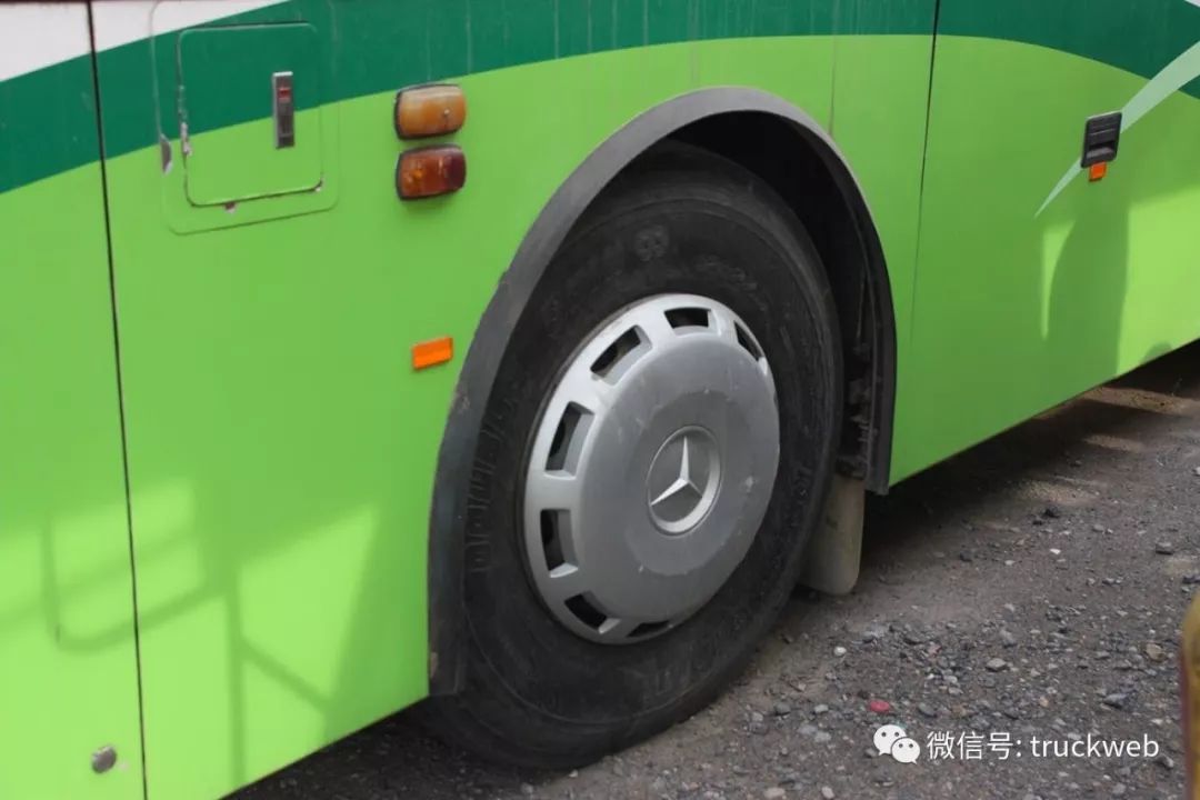 与当时安凯一样,亚星奔驰都喜欢出厂时在车轮上装上轮罩达到美观的