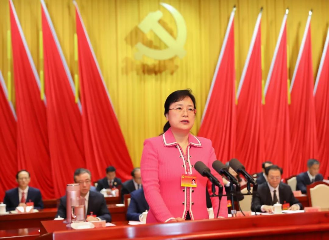 上午9时30分,大会开幕,龙华区委书记杜玲代表龙华区委向大会作题为