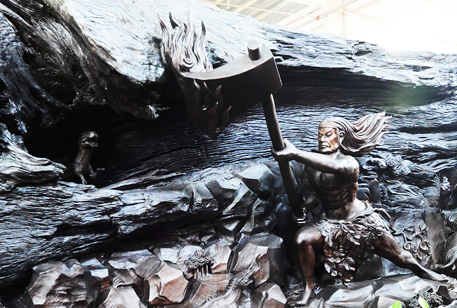 "中华上下五千年"巨型雕刻局部:盘古开天地