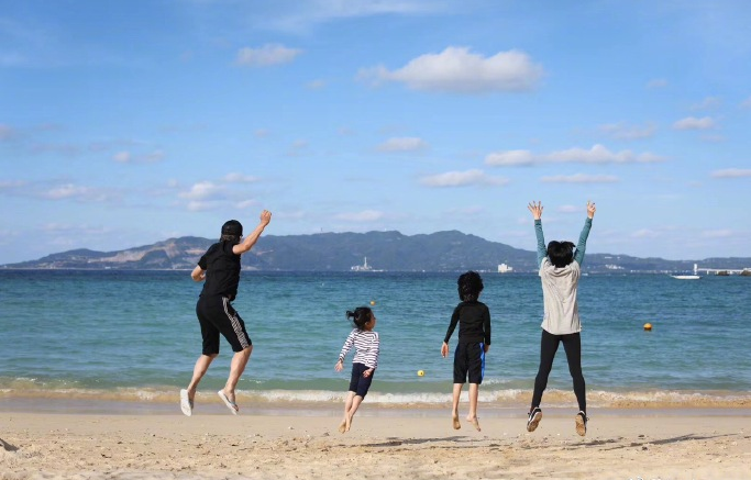 67邓超孙俪生活太有仪式感全家每年海边度假拍一样的全家福