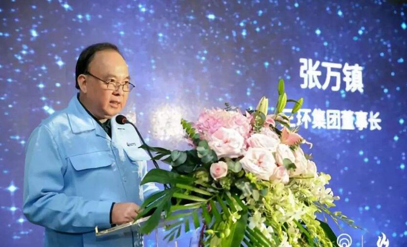 记者在三环集团采访时听到一个故事:公司董事长张万镇曾经当天乘飞机