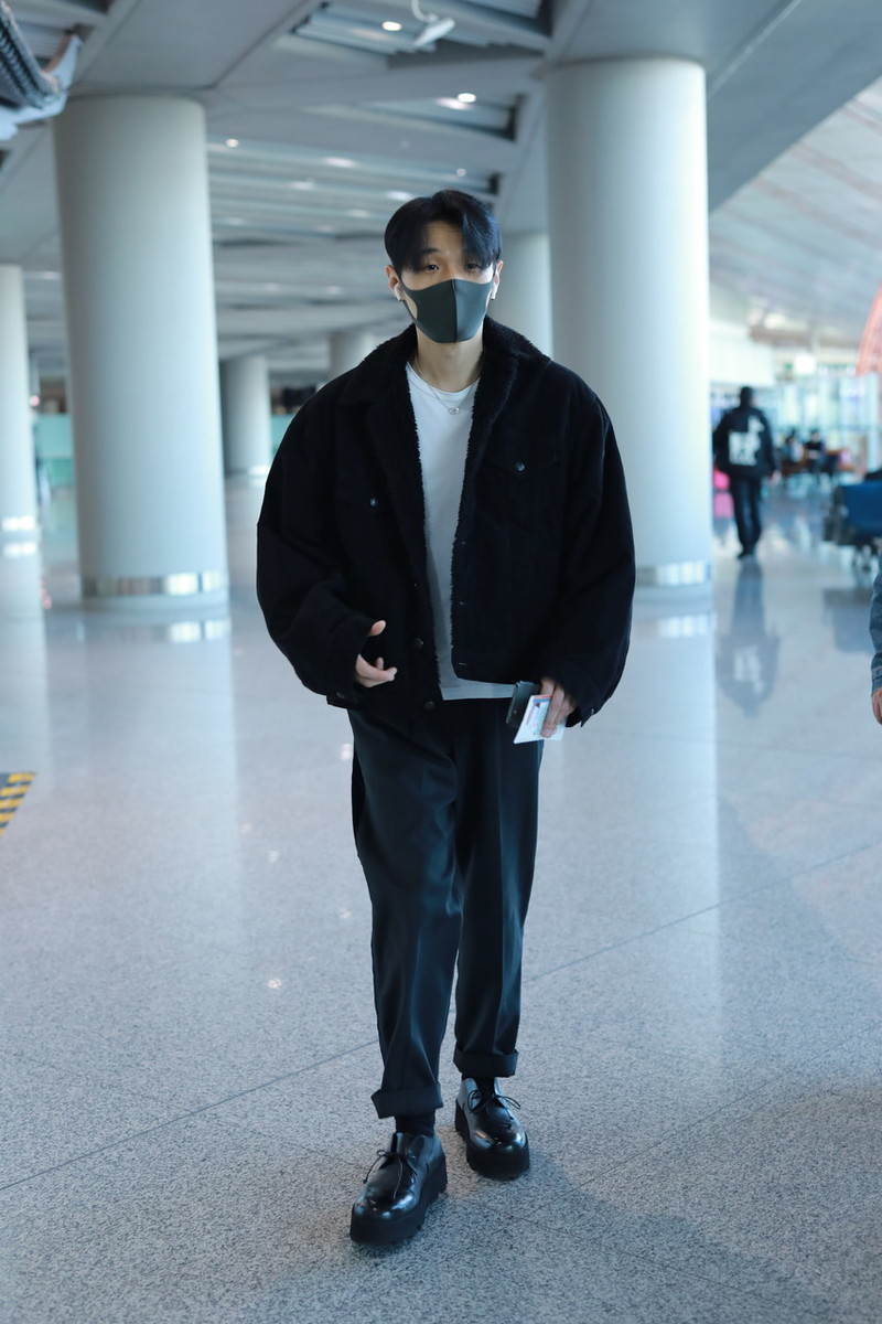 李荣浩牛仔夹克走机场中分发型好像反派黑色系造型太酷炫