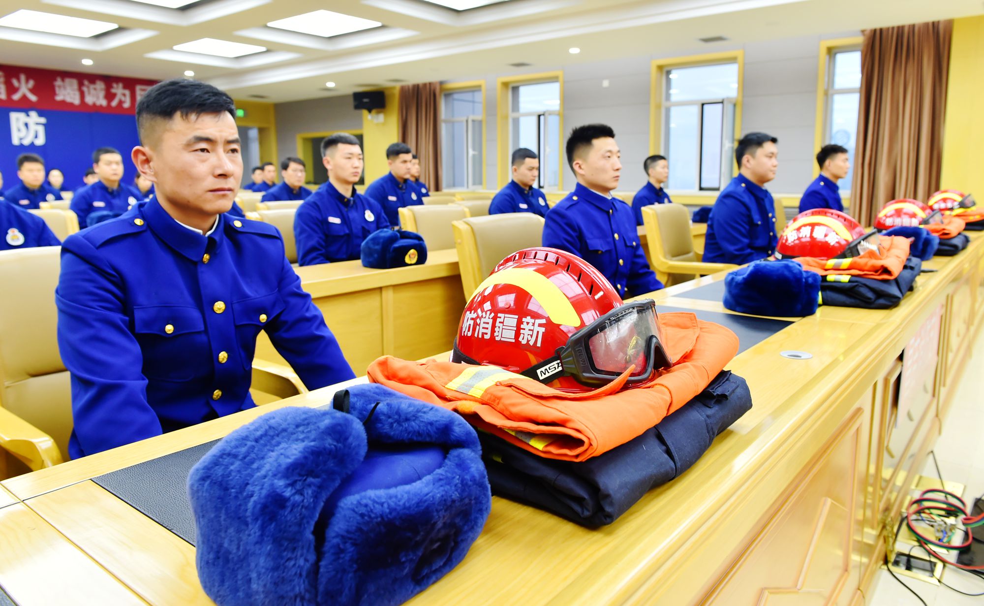 新疆昌吉州消防救援支队欢送5名消防员光荣退出工作