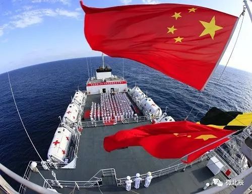 一根根笔直的旗杆,高大挺拔,气宇轩昂,鲜艳的旗帜在蓝天下迎风飘扬
