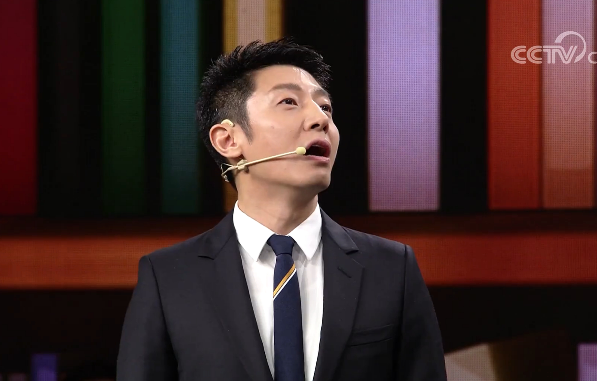 谦逊朱婷上撒贝宁开讲啦登台给小撒深鞠一躬也给观众行礼