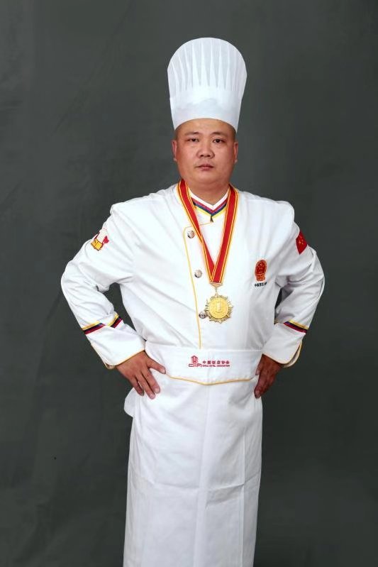 2003年 在湖北咸宁市阳光大酒店学徒,2004年 湖北武汉市蓝玻湾大酒店