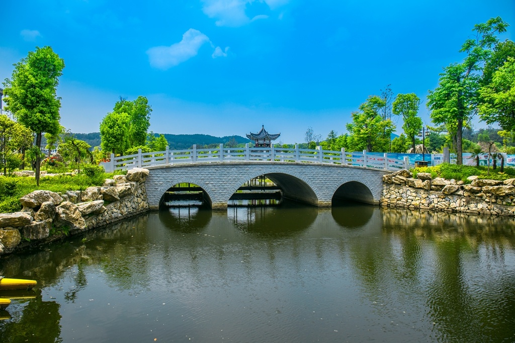 泡真正的地熱溫泉,賞靈動的山影樹色,隆冬時節的三里畈依舊好玩!