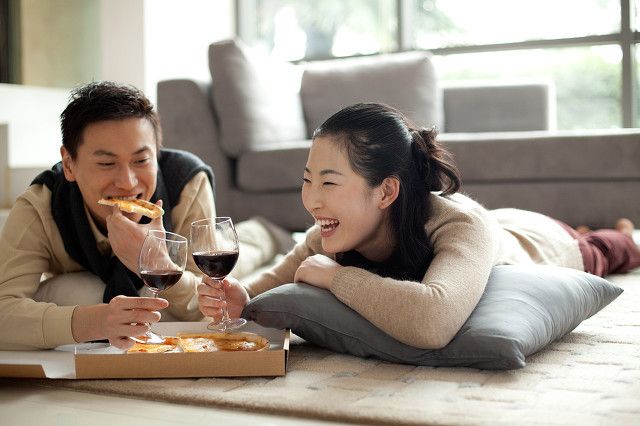 原创贪财丈母娘长住家中,丈夫无奈向妻子诉苦,不料妻子说:你不孝顺