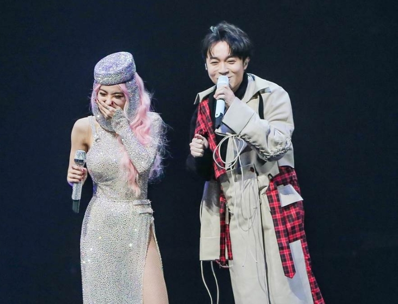 《倒带》跟《小情歌》时,场外爆出争议事件,有一名女粉丝不顾小巨蛋场