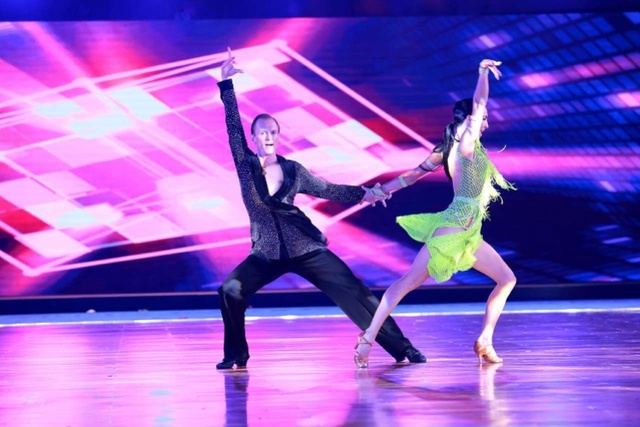 鹿儿舞蹈,乔安娜·露丽斯舞蹈等3个培训中心组成的少儿拉丁舞串烧,为