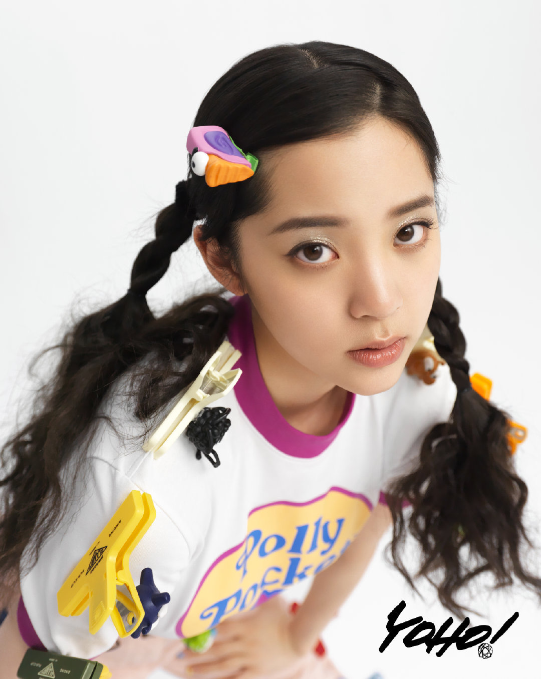 欧阳娜娜开年大片曝光 银色眼影演绎千禧复古风