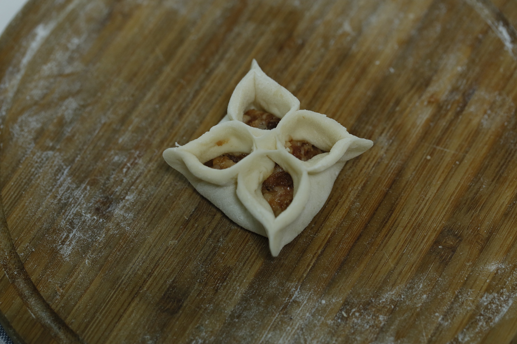 年夜饭菜式の寓意福禄寿喜的四喜蒸饺,色泽艳丽,过年就这么包