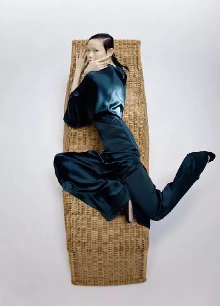 刘潇解朝宇封面服装是dior的2019年秋冬高级定制系列的闭场look"金