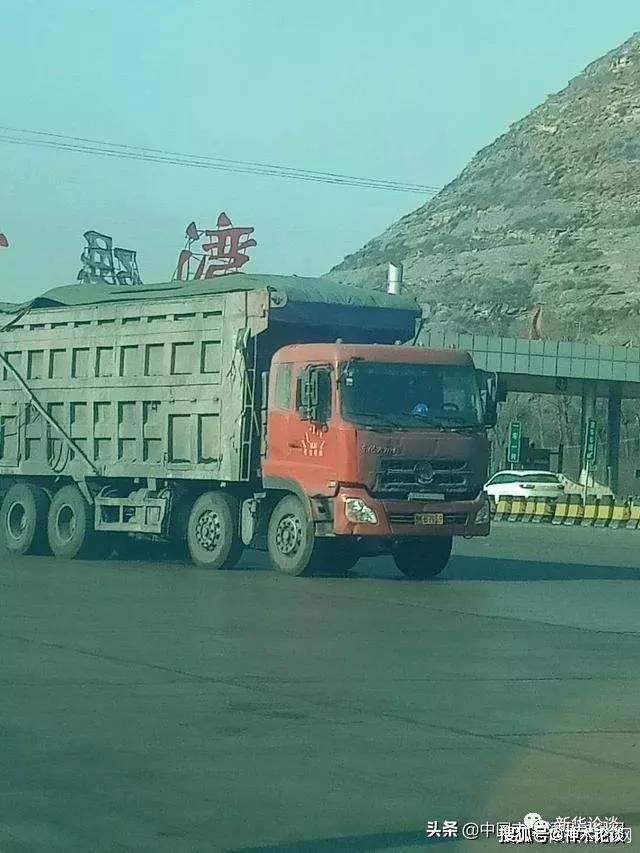 陕西神木市店塔镇碾房湾收费站拉煤车严重超载,收超载费后照常通行!