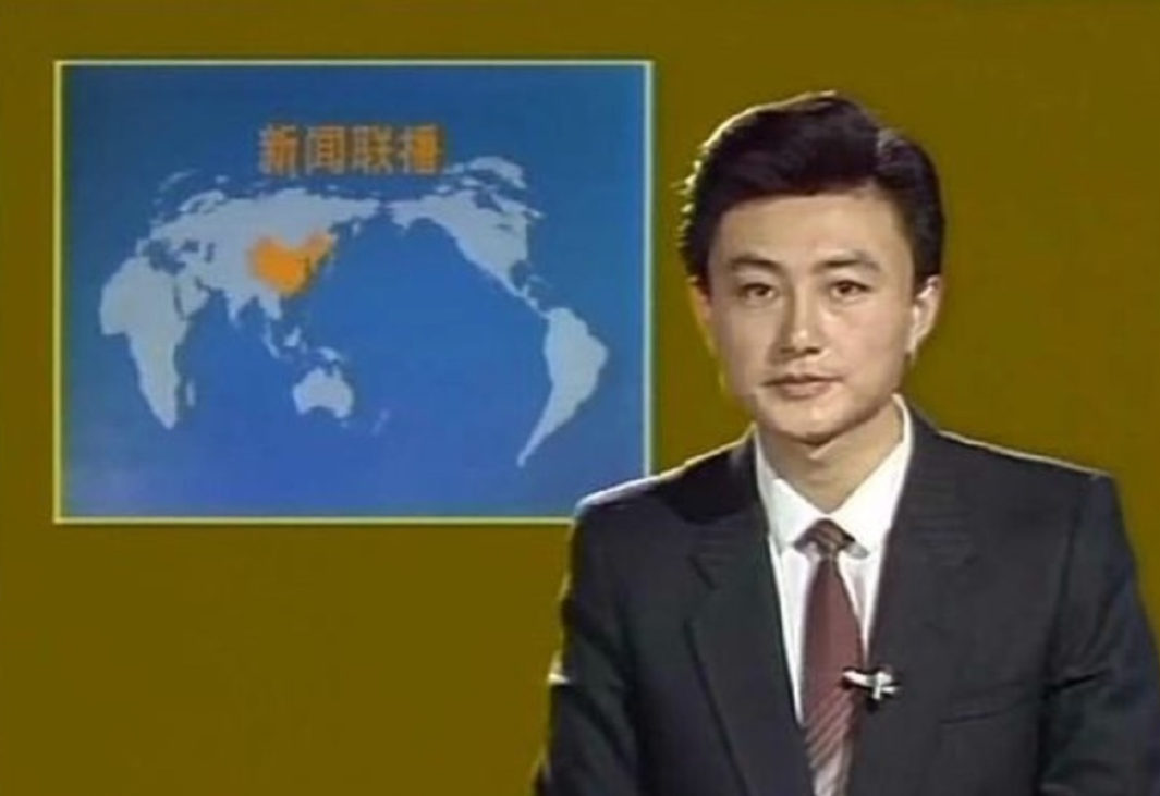 王宁年轻时候非常帅气,他又被称为"国脸"新闻主播.