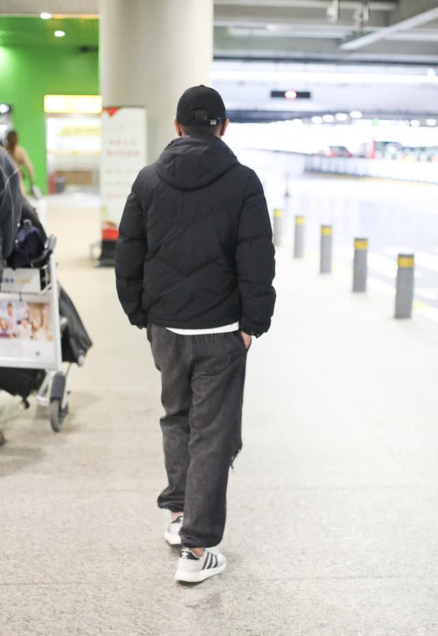 文章现身机场,戴鸭舌帽低调帅气,穿破洞裤露腿不怕冷