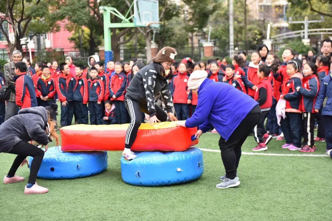 魅力炫校园少年绽芬芳桃浦中心小学体育节师生趣味运动会