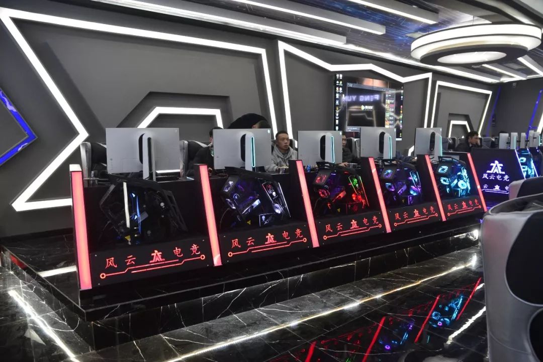 高配置设备宽阔的座位,专业定制电竞椅,五连坐专业电竞台超高配置主机